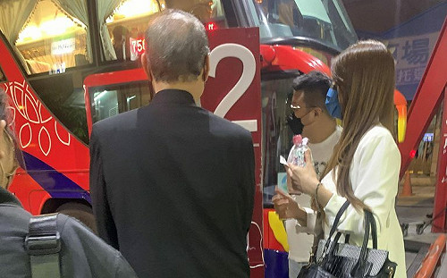 張安樂彰化搶轎遭傳喚！網友直擊他當天搭客運離開：跟白狼同車欸