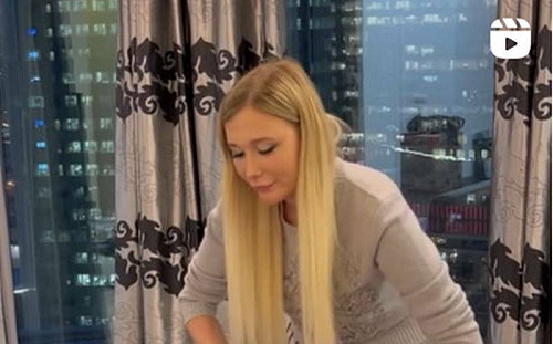 抗議被制裁！俄國網紅怒剪20 萬元香奈兒包：我愛祖國