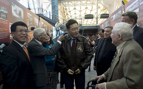 飛虎隊外套拿掉中華民國 藍反批民進黨 綠委：把別人奉為阿公被當孫子看