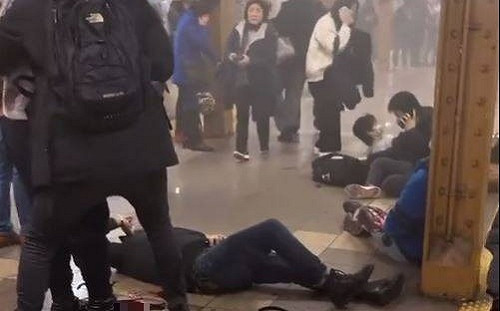 (影)防毒面具槍手襲擊紐約布魯克林地鐵 先丟煙霧彈再開槍釀16人傷