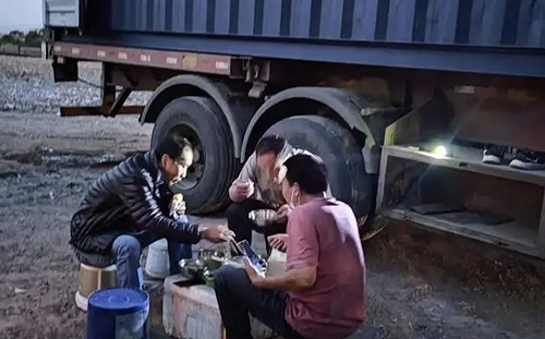 中國貨車司機不敢回家 在江蘇滯留25天、住車上25天 上次洗澡是20天前