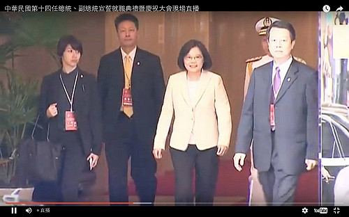 服裝解密！  小英就職穿長褲、米色外套