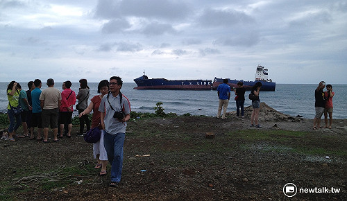 德翔台北號擱淺成景點 前段將「浮揚」拆除