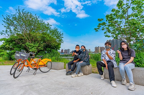 新北新月橋旁自行車道進化再升級 「三壞」變「三好」