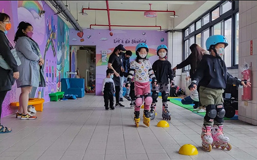新北運動聚點再攻下一處 室內直排輪場適合大小朋友親子運動
