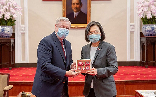 總統府也有「大翻譯運動」?  美參議員「強銷」客機事件 他揭這句話被漏翻