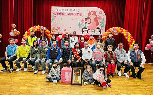 傳頌慈母愛 三重區長陳奇正表揚34位模範母親