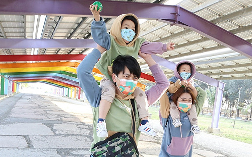 兒戴口罩上課！蔡阿嘎憂「畢業認不出同學」 網共鳴：根本蒙面時代