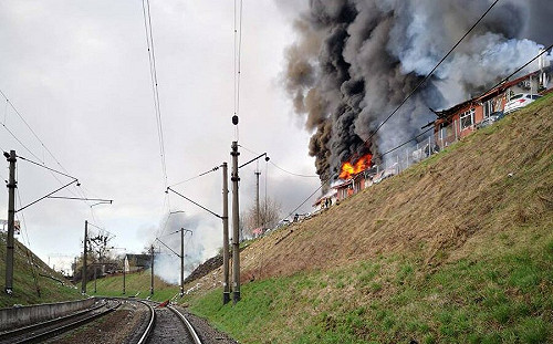 利沃夫遭俄導彈襲擊 波蘭總理第一時間到訪協助設置貨櫃宅收容烏東難民