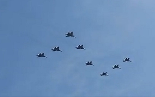 俄羅斯空軍展開「勝利日」訓練 空中排「Z」字嗆聲