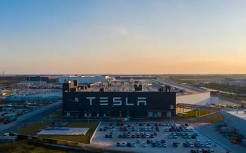 特斯拉上海超級工廠復工 員工睡地板拚產能 每日多領1800津貼