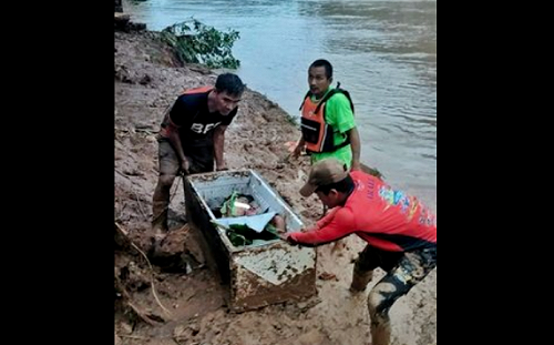 土石流來襲 菲律賓11歲男童躲冰箱20小時生還 卻發現父母雙亡成孤兒