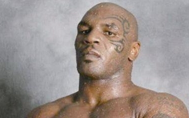 別對拳王太熱情！ 粉絲機上巧遇偶像太激動 遭揮拳受傷