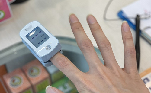 高嘉瑜徵500元非醫材血氧機 史書華PO「便宜貨」實測照：顧及人命 不要兒戲