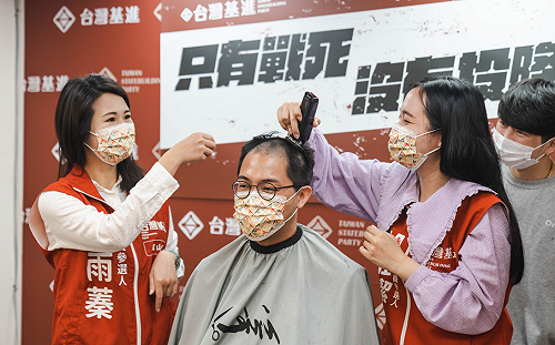 「只有戰死不投降！」 基進議員參選人將教召　剃頭展決心