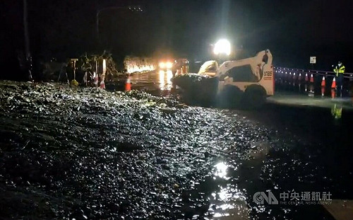 雷雨交加 台東深夜多處積水南迴公路土石流