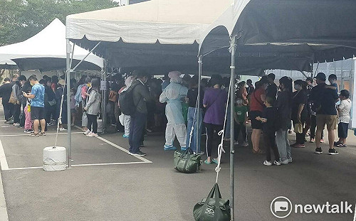 桃市單日逾萬人採檢 鄭文燦：企業勿包車載員工來採檢