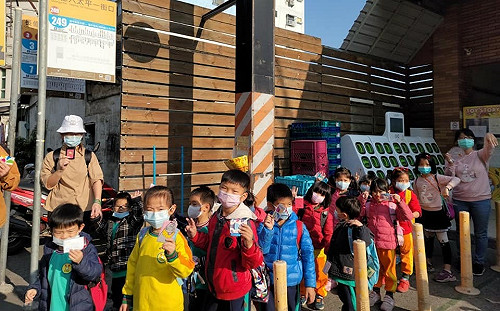 全台累計1210所學校停課 學生確診再＋827例