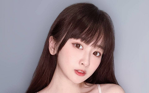 透膚黑紗內衣全都露！實況主薇薇秀無瑕美背