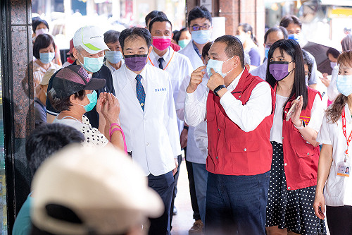 藥師送藥到府及快篩實名制開賣  新北市長侯友宜慰問辛勞藥師 