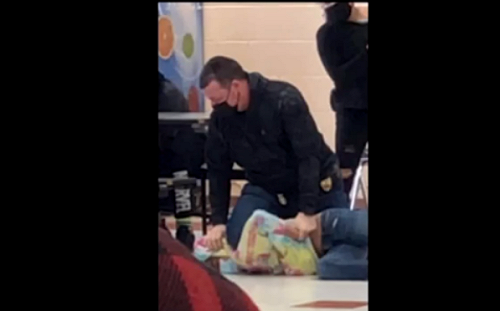 美國警察就愛這動作? 美警跪壓12歲女童超20秒 FBI介入調查