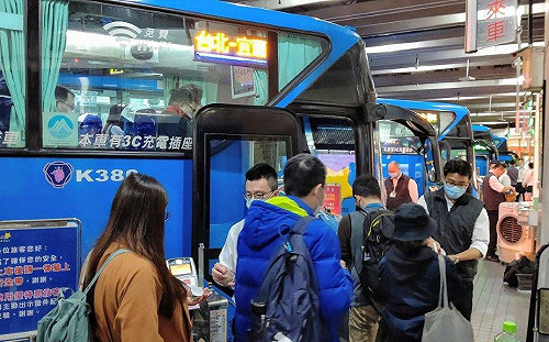 4歲以上搭大客車上國道須繫安全帶 12/1起違規開罰3千起跳