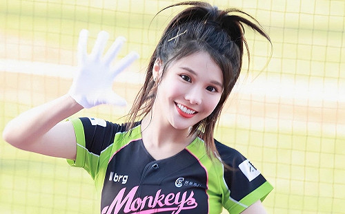 啦啦隊女神揪4女一同熱舞！辣曬「螞蟻腰」送粉絲福利