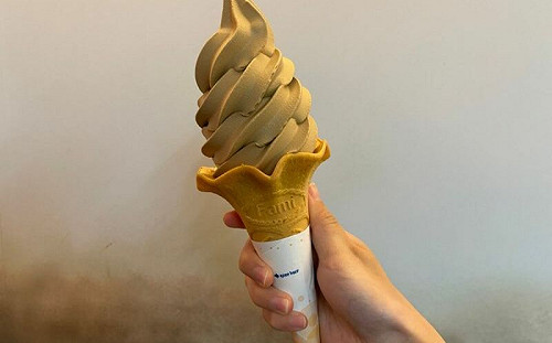 霜淇淋插這根秒升級！他曝絕頂吃法