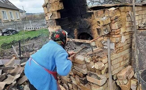 烏克蘭老奶奶廢墟烤蛋糕  佝僂身影令人動容