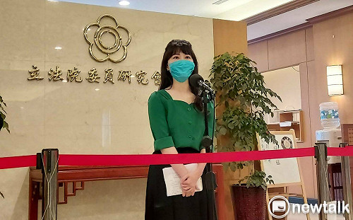 高嘉瑜再追防疫保單之亂！打破同日「只賠確診不賠隔離」說法