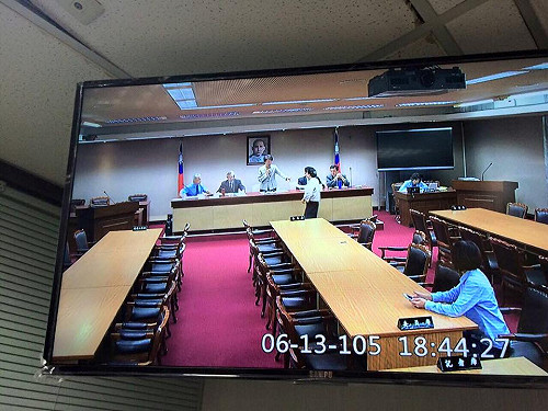 黃太后之亂？陳其邁譏：不懂議事規則秀下限