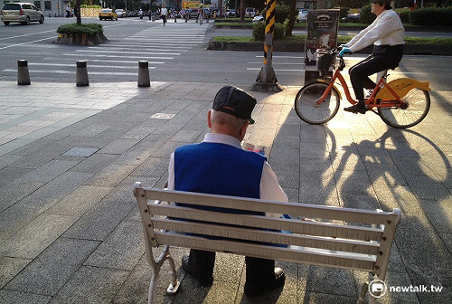 洪素珠事件民政府桃園會館遭擲石塊抗議