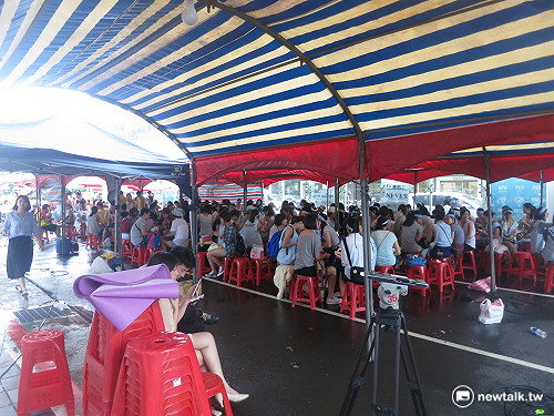 華航勞資談判開始 空服員暫退百人留守