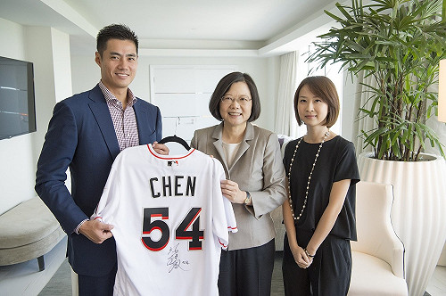 陳偉殷會蔡英文贈球衣 總統笑問：簽名呢？