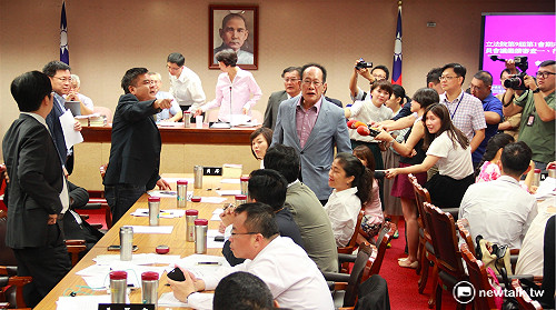 爭取身分證取得年限縮短 百名陸配場外抗議