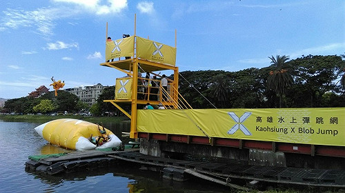 今夏水上新玩法 蓮池潭引進水上彈跳包