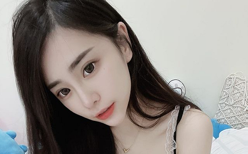 實況主草莓幫愛犬洗澡 自爆：平常都脫光一起洗