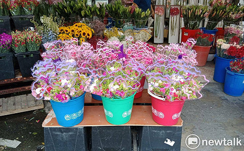 疫情下母親節怎麼過?  「排隊買快篩劑給媽媽」擠進前十