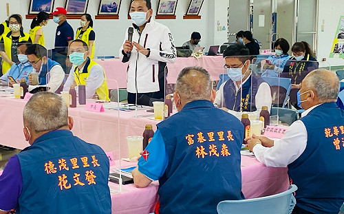 新北市長侯友宜走訪石門行動治理 聽取基層民意