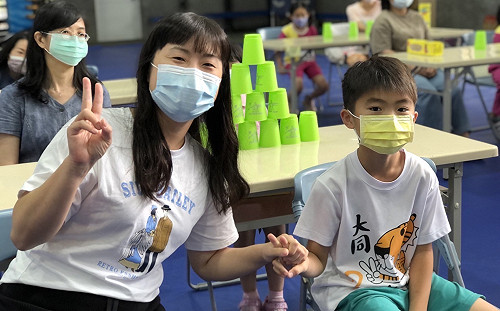 嘉市大同國小親子疊杯比賽 陪媽媽歡度母親節