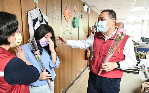 母親節防疫不停歇！侯友宜慰問衛生單位第一線同仁