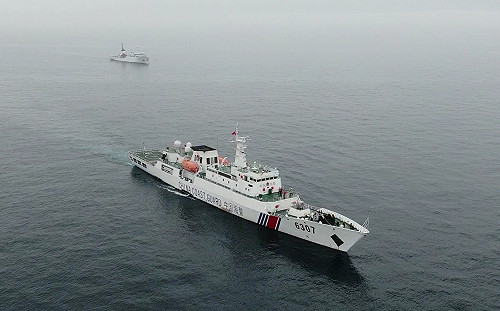 中國海警闖釣魚台接近日本漁船 「無權說三道四」強硬回應軍艦接近