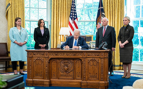 拜登簽署 美國數十年來第一項重大槍械管制法