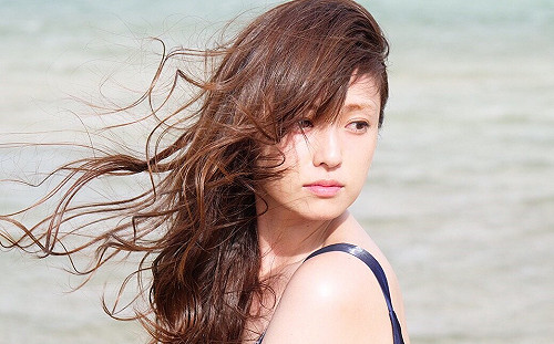 香檳當水喝！深田恭子遭爆酗酒  富商男友當街大吼提分手