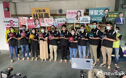 吳怡農率綠營新人打保齡球  喊年底市長、議員選舉團結全壘打