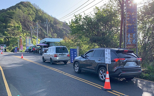 疫情＋鋒面夾擊！合歡山取消本週末杜鵑花季交管  6月起接駁車減班