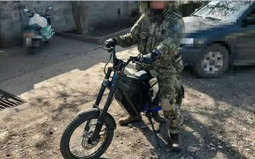 武器藏民間! 繼俄改裝中國三輪車後  「電驢」又成烏軍狙擊手最新利器