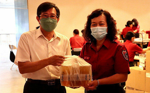 高市府團結防疫 楊明州褪下紅背心為志工加油送暖