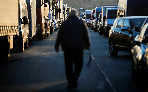 戰火毀車怎麼辦？ 澤連斯基想出這新招 波蘭邊境立即大排長龍