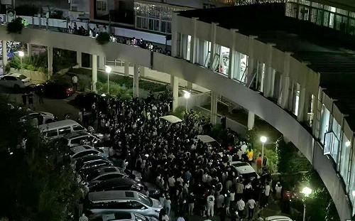 (影)北大學運？「連夜築牆」封校防疫 萬柳校區學生聚集抗議